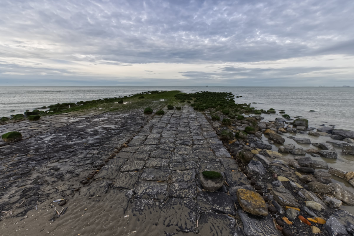 Golfbreker aan het strand van Ouddorp  