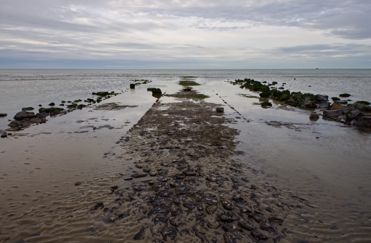 Golfbreker op het strand van Ouddorp 