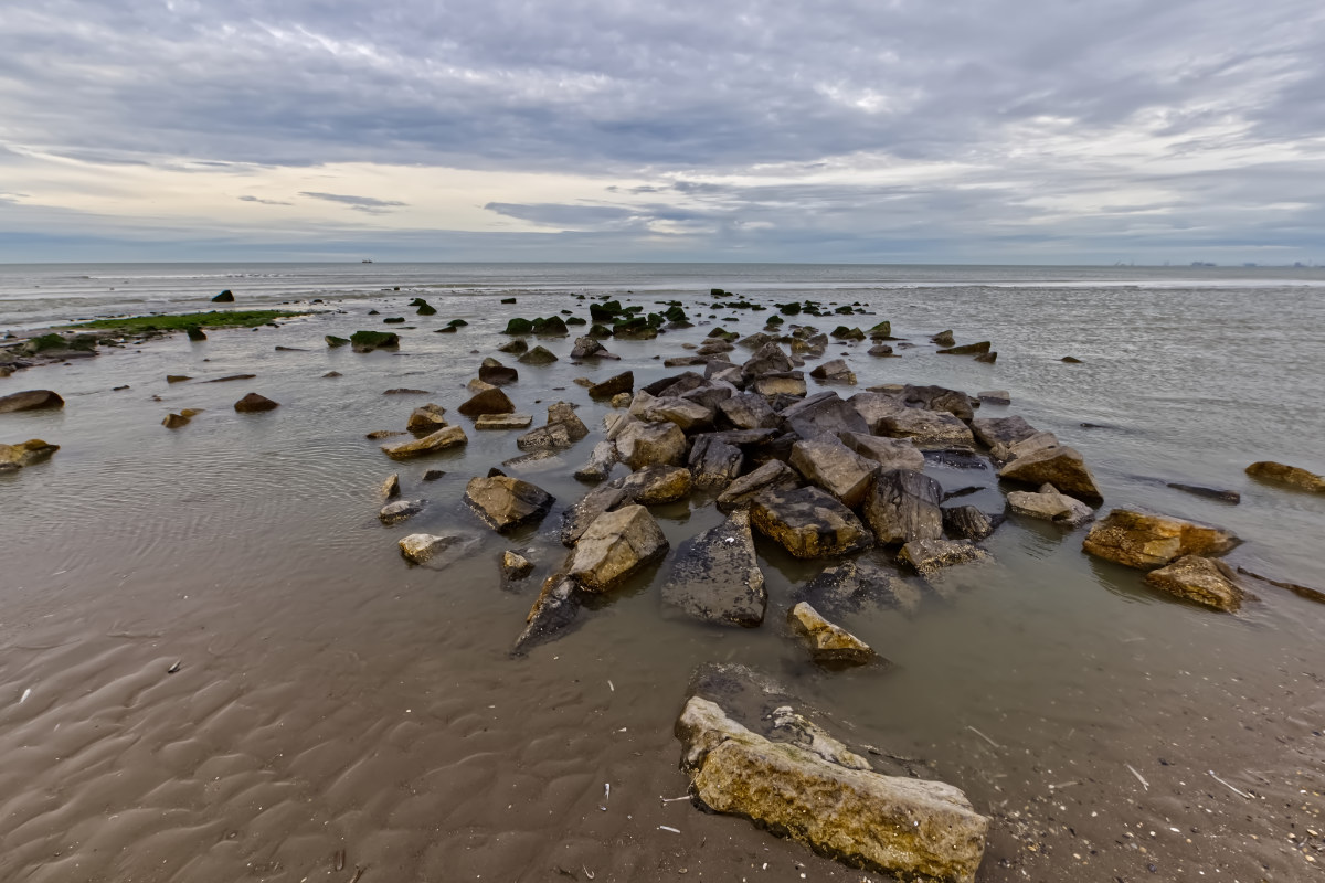 Golfbreker op het strand bij Ouddorp 