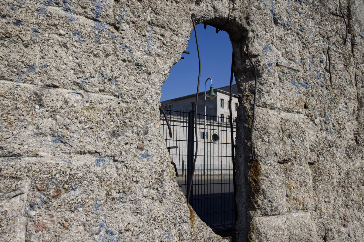 Berlijnse Muur verscheurd door de tijd