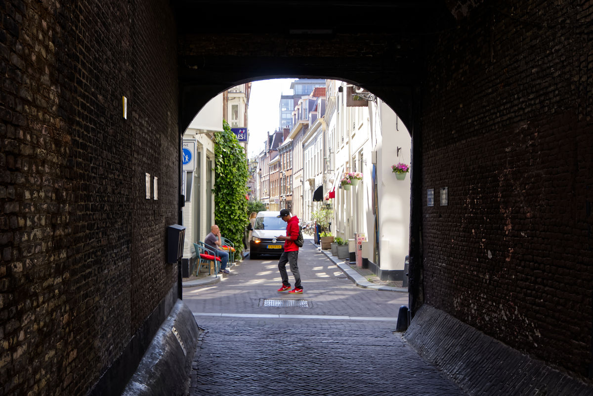 Poort naar de Oude Molstraat Den Haag 